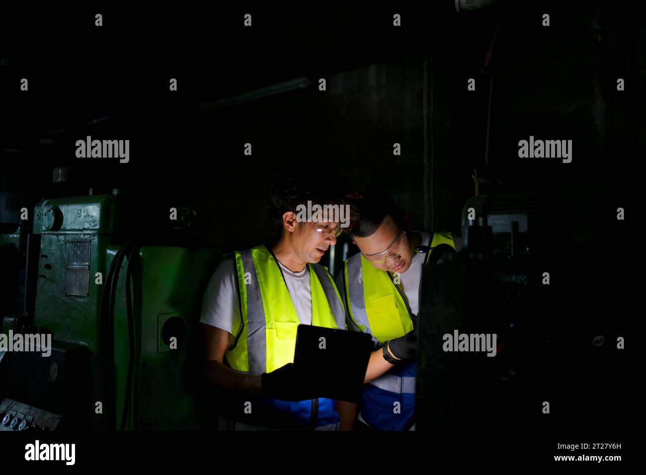 L'étudiant va visiter l'usine de métal. Concept d'éducation et d'ingénierie. Banque D'Images