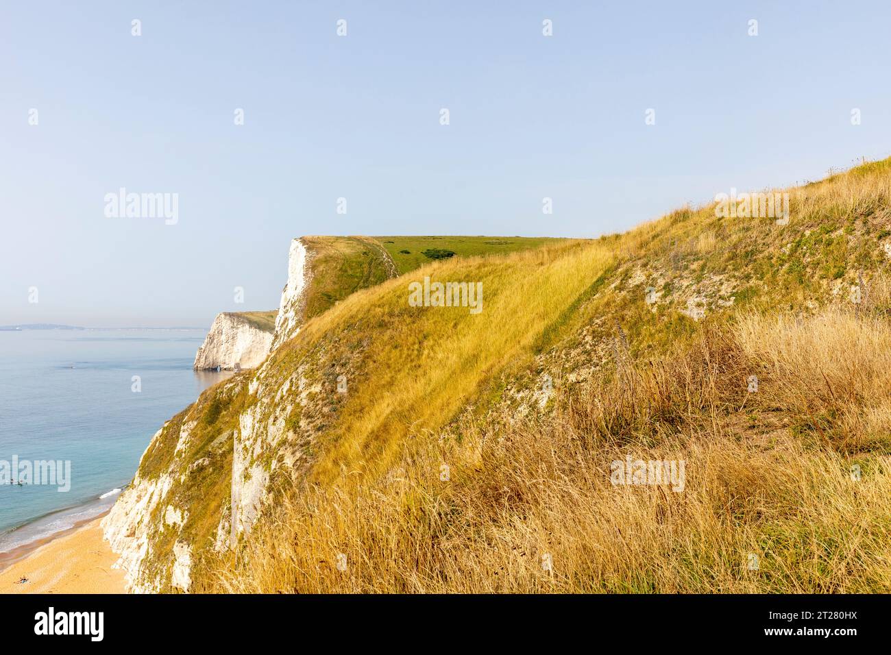 Côte jurassique à Durdle Door plage Lulworth, site du patrimoine mondial, chemin côtier sud-ouest suit le promontoire calcaire rocheux, Dorset, Angleterre, 2023 Banque D'Images