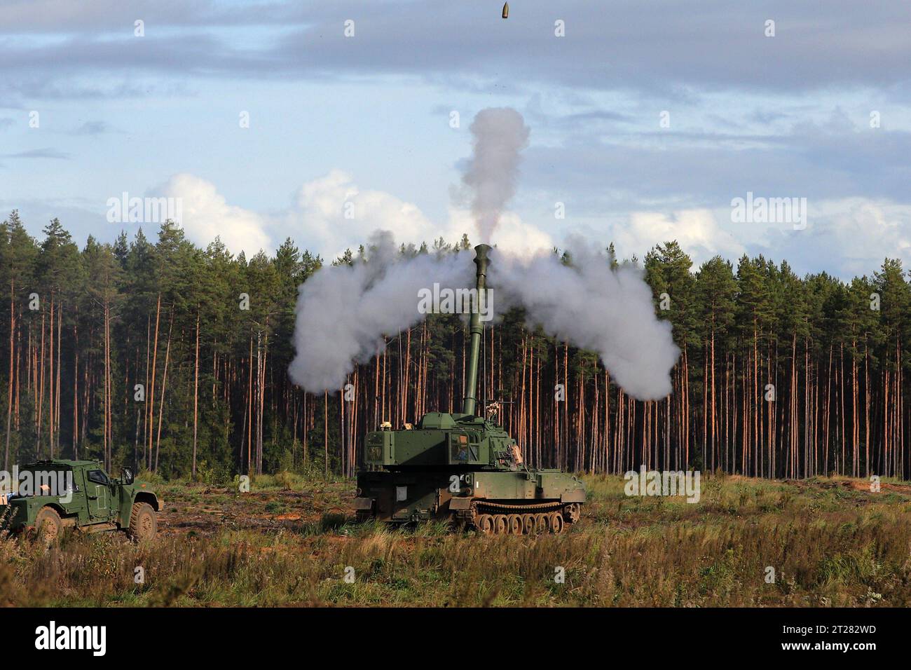 Pabrade, Lituanie. 9 octobre 2023. Un équipage d'obusier Paladin M109A7 de l'armée américaine avec le 1e bataillon du 9e régiment d'artillerie de campagne, l'équipe de combat de la 2e brigade blindée, 3e division d'infanterie, fournit un soutien d'artillerie à tir réel au groupement tactique de présence avancée Lithuanie de l'OTAN lors de l'exercice Iron Wolf dans la zone d'entraînement de Pabrade, Lituanie, le 9 octobre 2023. L'exercice Iron Wolf teste les capacités défensives et offensives interopérables du Groupement tactique de présence avancée Lituanie dans la région. La mission de la 3e Division d'infanterie en Europe est de s'engager dans des entraînements et des exercices multinationaux ac Banque D'Images