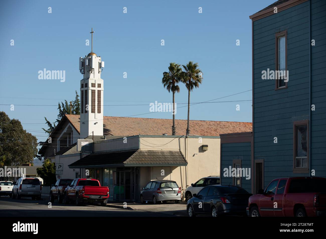 La lumière de l'après-midi brille sur le centre-ville historique de Castroville, Californie, États-Unis. Banque D'Images