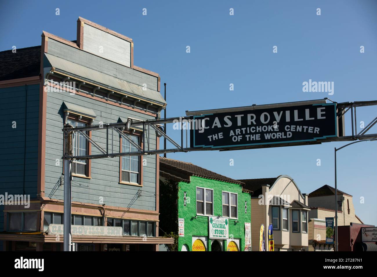 Castroville, Californie, États-Unis - 1 janvier 2023 : le soleil de l'après-midi brille sur un panneau de bienvenue Castroville dans le centre-ville historique. Banque D'Images