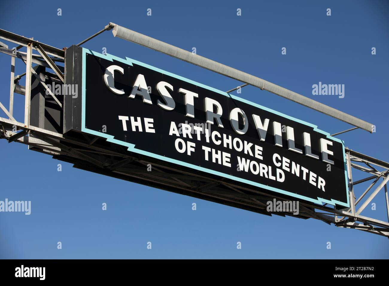 Castroville, Californie, États-Unis - 1 janvier 2023 : le soleil de l'après-midi brille sur un panneau de bienvenue Castroville dans le centre-ville historique. Banque D'Images