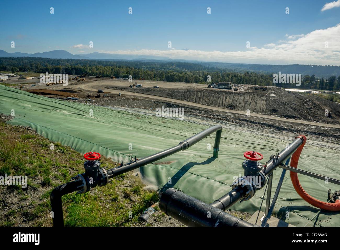 À l'installation d'enfouissement régional de Cedar Hills du comté de King, le méthane généré par la décomposition des déchets est collecté par un système d'extraction des gaz d'enfouissement Banque D'Images