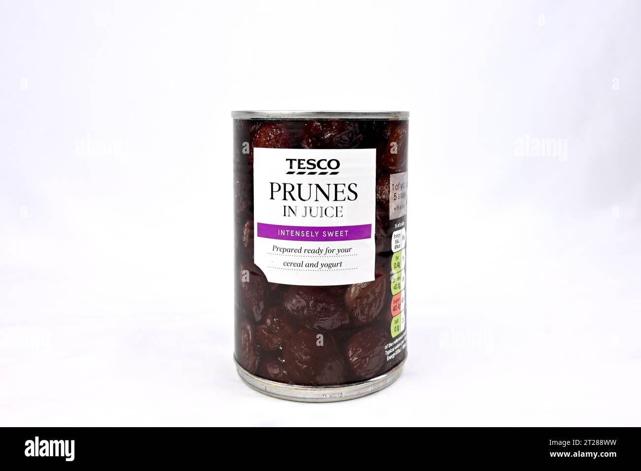 Tesco pruneaux in Juice – pays de Galles, Royaume-Uni – 10 octobre 2023 Banque D'Images