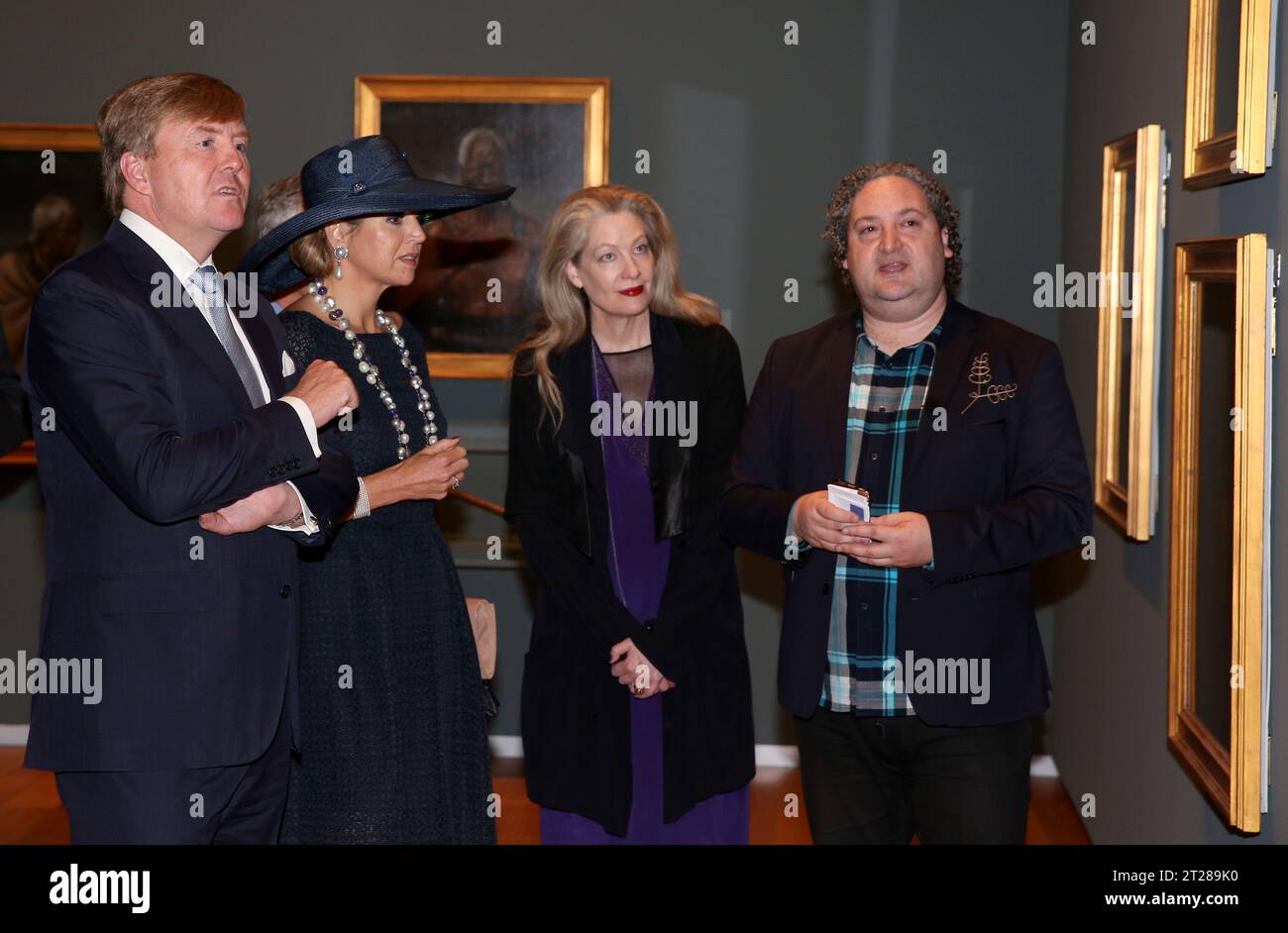 Le roi Willem-Alexander, à gauche, et la reine Maxima des pays-Bas sont guidés par le conservateur d'art maori Nigel Borell dans leur visite de la Auckland Art Gallery où ils ont vu des gravures Abel Tasman et la collection Gottfried Undauer à Auckland, en Nouvelle-Zélande Banque D'Images