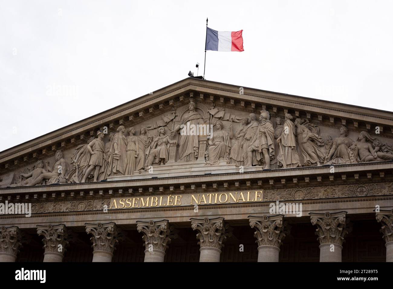 Paris, France. 17 octobre 2023. Vue de la façade de l'Assemblée nationale à Paris. Une session hebdomadaire de questions au gouvernement français à l'Assemblée nationale au Palais Bourbon, à Paris. Crédit : SOPA Images Limited/Alamy Live News Banque D'Images