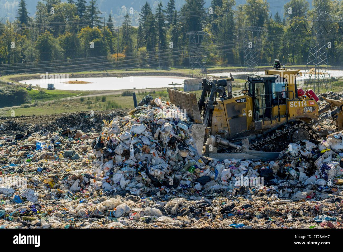 De la machinerie lourde répand les ordures dans les installations d'enfouissement régional de Cedar Hills du comté de King, exploitées par la Division des déchets solides du comté de King Banque D'Images