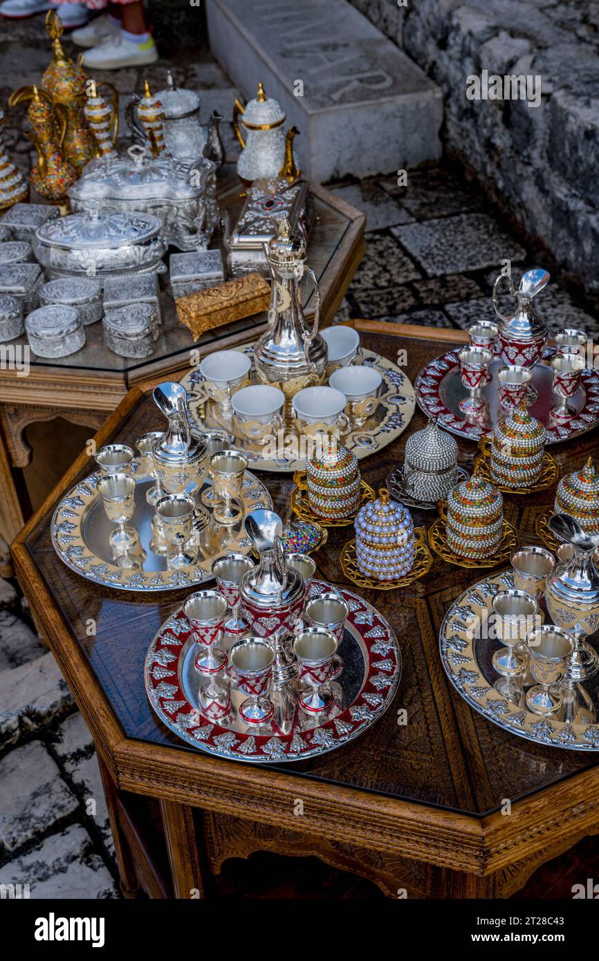 Scène de bazar avec des services de café / thé dans la vieille ville de Mostar, Bosnie-Herzégovine. Banque D'Images