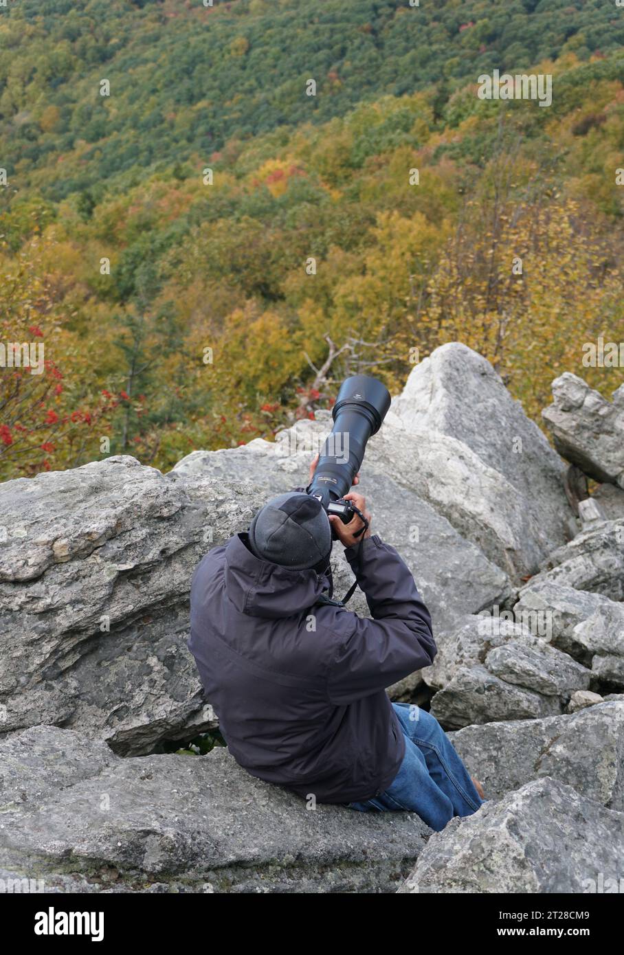 Hambourg, Pennsylvanie, États-Unis - 15 octobre 2023 - Un homme prenant des photos d'oiseaux sauvages avec son appareil photo à objectif long par Hawk Mountain Banque D'Images