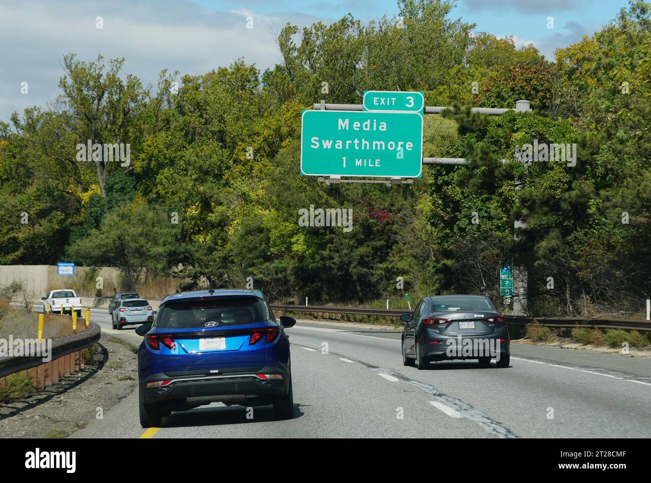 Pennsylvanie, États-Unis - 15 octobre 2023 - vue de la circulation sur l'Interstate 476 South près de la sortie 3 vers Media et Swarthmore Banque D'Images