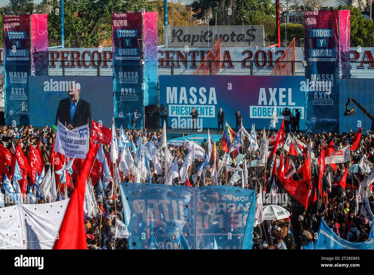 Sergio Massa salue ses supporters lors de la campagne de clôture au stade du Club Arsenal de Sarandí. Crédit : SOPA Images Limited/Alamy Live News Banque D'Images