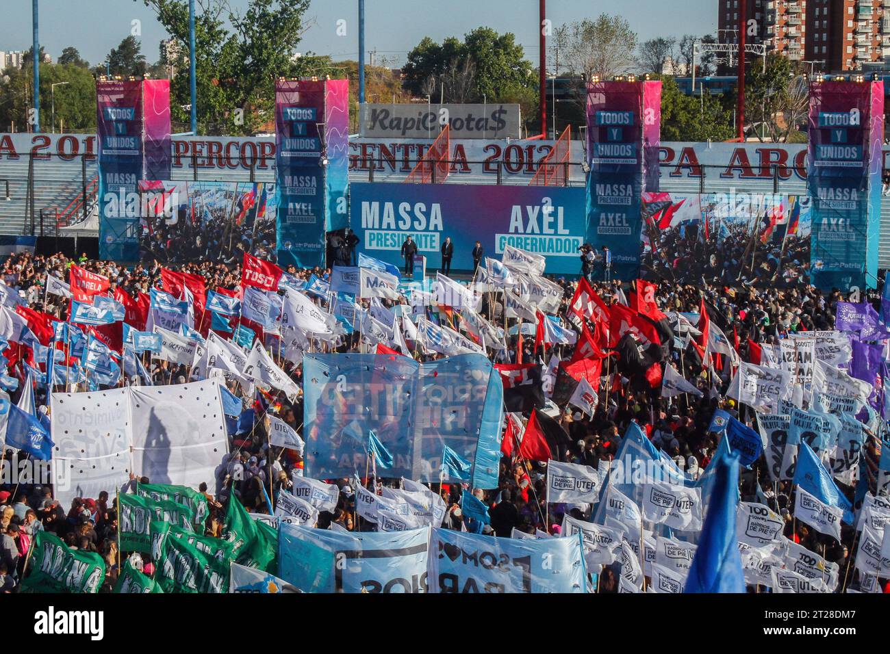 Des milliers de supporters avec des drapeaux assistent à la clôture de la campagne de Sergio Massa au Club Arsenal Stadium de Sarandi. Crédit : SOPA Images Limited/Alamy Live News Banque D'Images