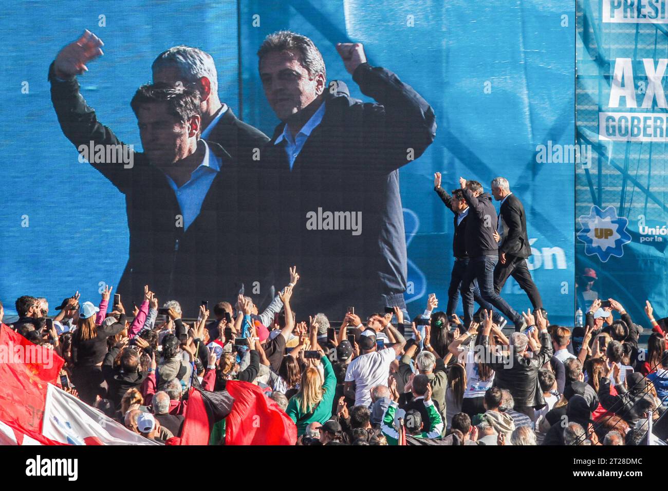 Sergio Massa arrive sur scène lors de sa campagne de clôture au stade du Club Arsenal de Sarandí devant des milliers d’adeptes, pour faire face aux élections présidentielles. Crédit : SOPA Images Limited/Alamy Live News Banque D'Images