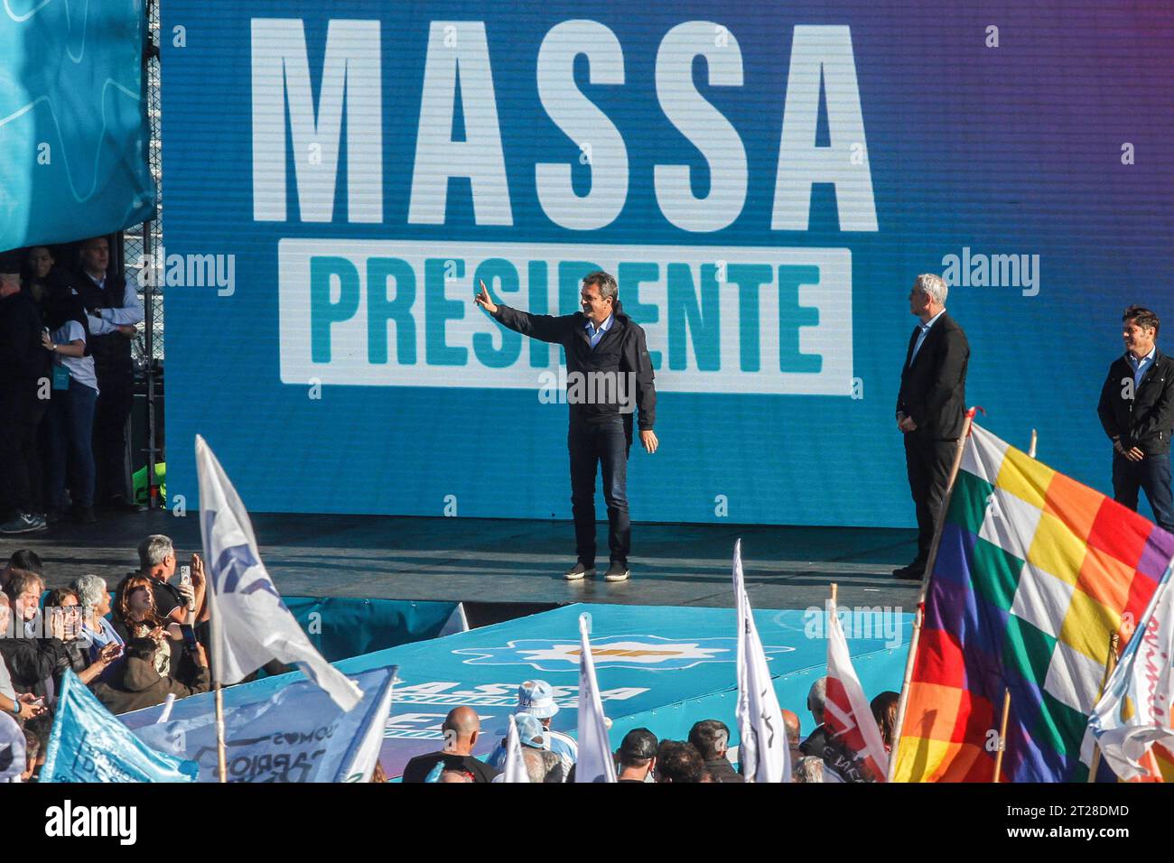 Sergio Massa arrive sur scène lors de sa campagne de clôture au stade du Club Arsenal de Sarandí devant des milliers d’adeptes, pour faire face aux élections présidentielles. Crédit : SOPA Images Limited/Alamy Live News Banque D'Images