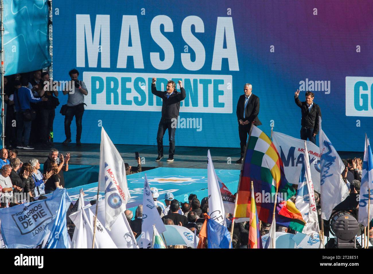 Sergio Massa salue ses supporters lors de la campagne de clôture au stade du Club Arsenal de Sarandí. (Photo Cristobal Basaure Araya/SOPA Images/Sipa USA) crédit : SIPA USA/Alamy Live News Banque D'Images