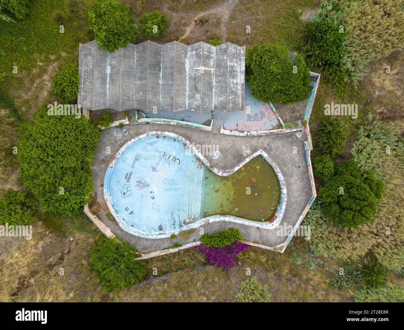 Madère, Portugal - 12 juillet 2022 : vue aérienne d'une piscine abandonnée à Canico, Madère, Portugal. Banque D'Images