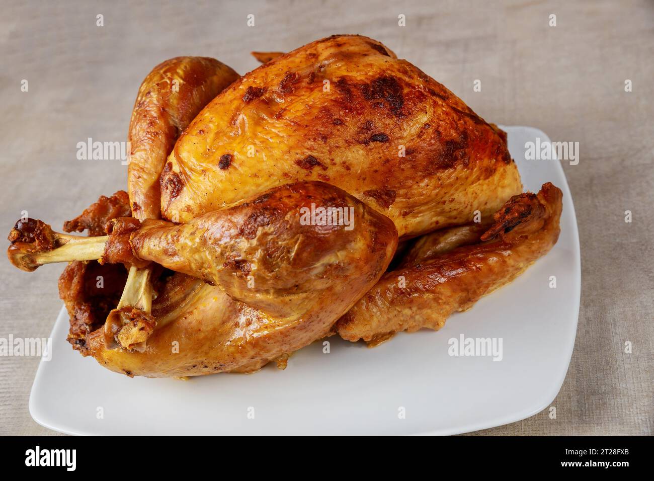 Délicieuse dinde cuite au four sur une assiette pour Thanksgiving. Banque D'Images