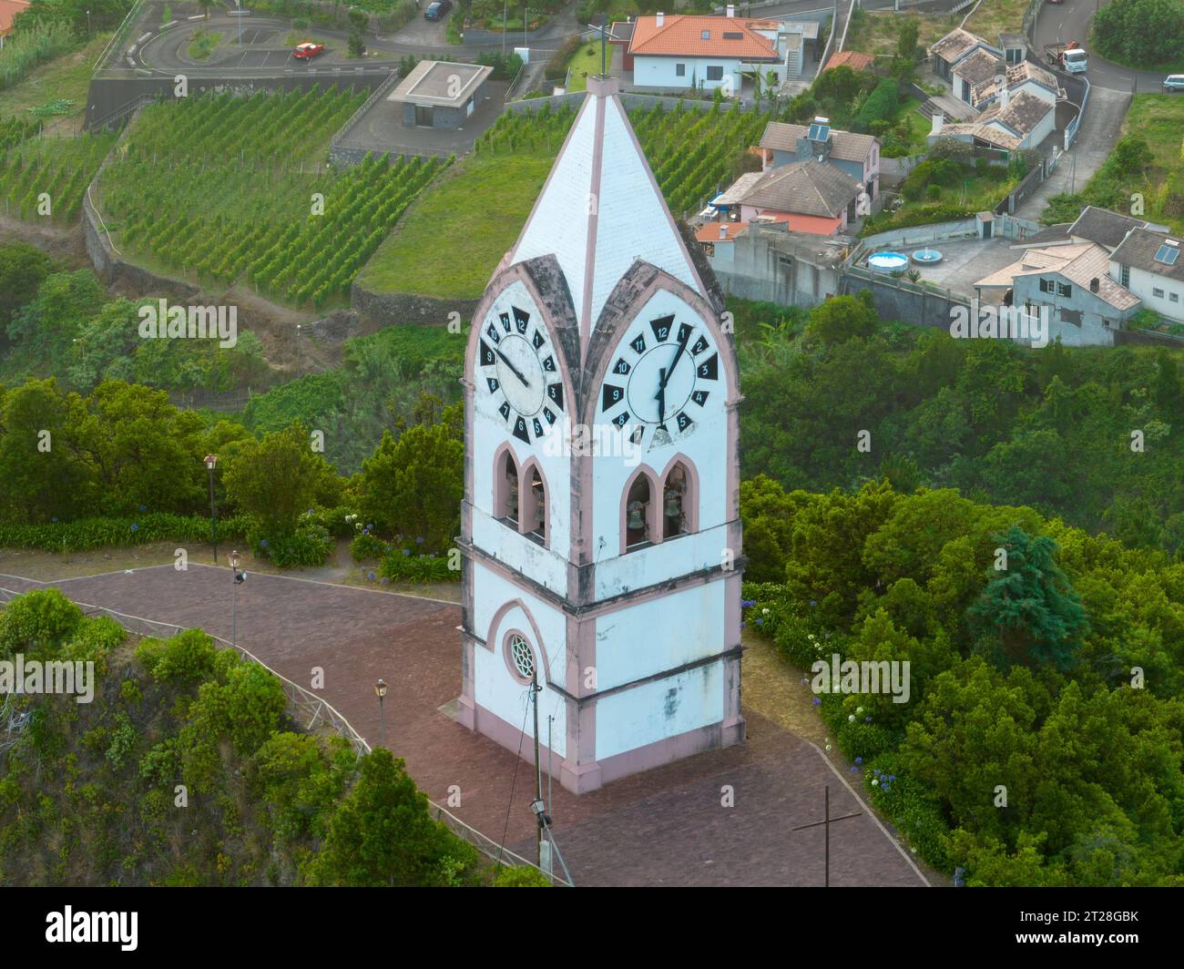 Vue aérienne de l'église de Capelinha de Nossa Senhora de Fatima à Sao Vincente Madère, Portugal. Banque D'Images