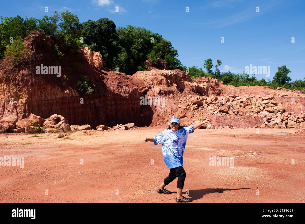 Voyageurs femmes thaïlandaises personnes portant des vêtements de t-shirt indigo visite de voyage de marche et prendre la photo avec des falaises de canyon et trekking randonnée sur la nature traili Banque D'Images