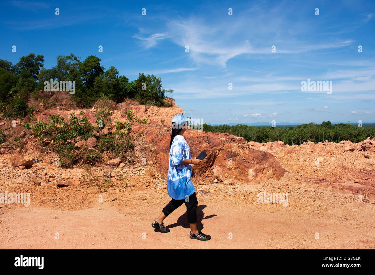 Voyageurs femmes thaïlandaises personnes portant des vêtements de t-shirt indigo visite de voyage de marche et prendre la photo avec des falaises de canyon et trekking randonnée sur la nature traili Banque D'Images