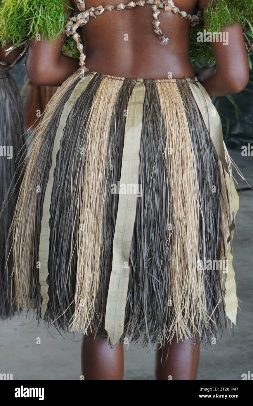 Gros plan d'une jupe d'herbe traditionnelle portée par une danseuse de la province de Milne Bay, Papouasie-Nouvelle-Guinée Banque D'Images