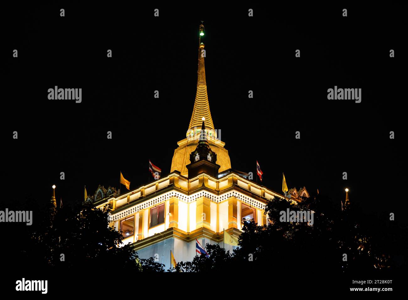 Thaïlande. 17 octobre 2023. BANGKOK, THAÏLANDE - OCTOBRE 18 : vue générale du Wat Saket, le Mont d'Or, à Bangkok. Les gens prient Phra Rahu, le Seigneur thaïlandais des Ténèbres, au Wat Saket, également connu sous le nom de Mont d'Or, à la date de la date de transition des signes astrologiques de 2023, à Bangkok, Thaïlande le 25 octobre 2023. Ceux qui ont des horoscopes zodiacaux chinois malchanceux viennent faire des offrandes noires et chanter pour une meilleure chance. Crédit : Matt Hunt/Neato/Alamy Live News Banque D'Images