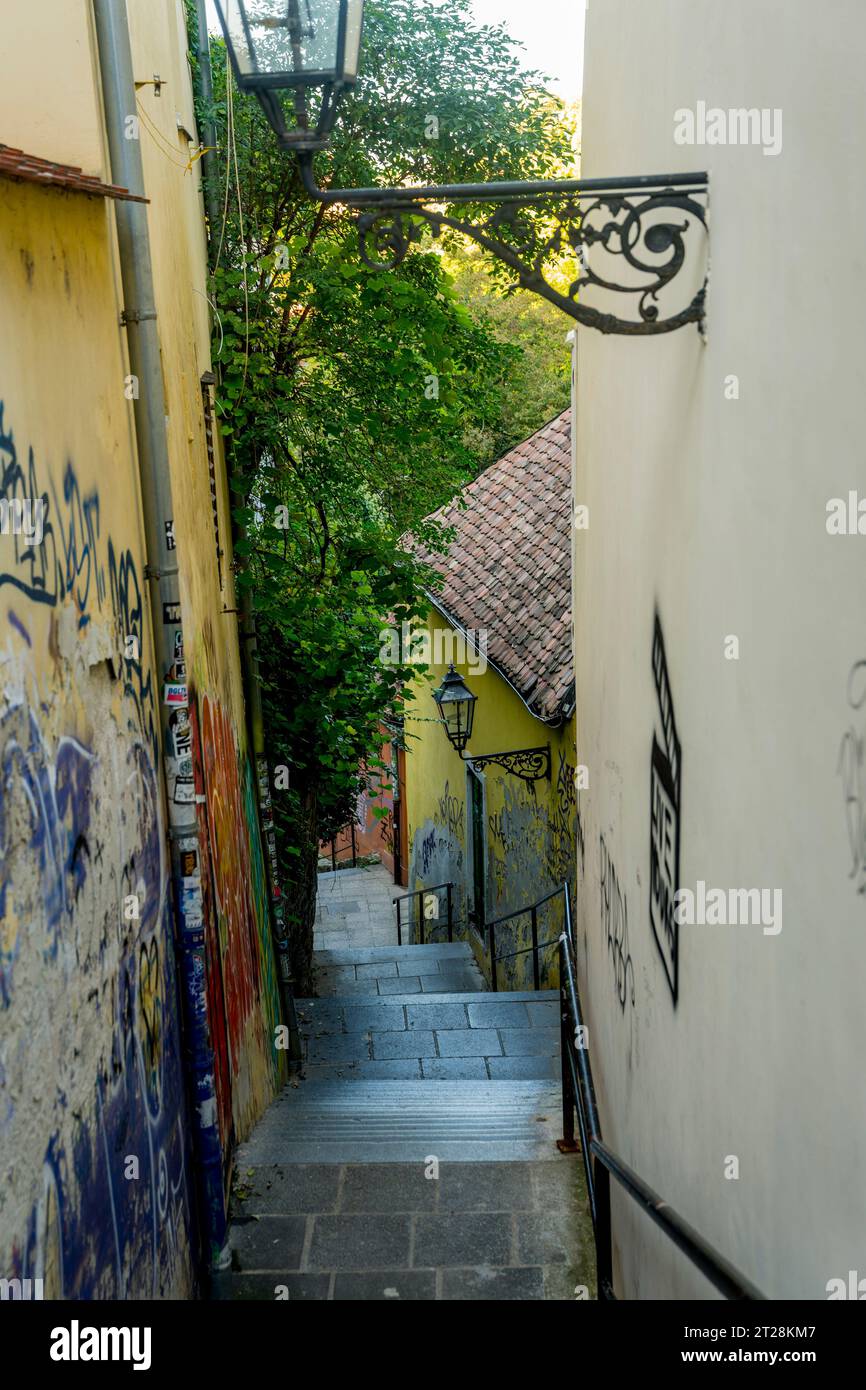 Une scène de ruelle avec des graffitis colorés dans la vieille ville de Zagreb, Croatie. Banque D'Images