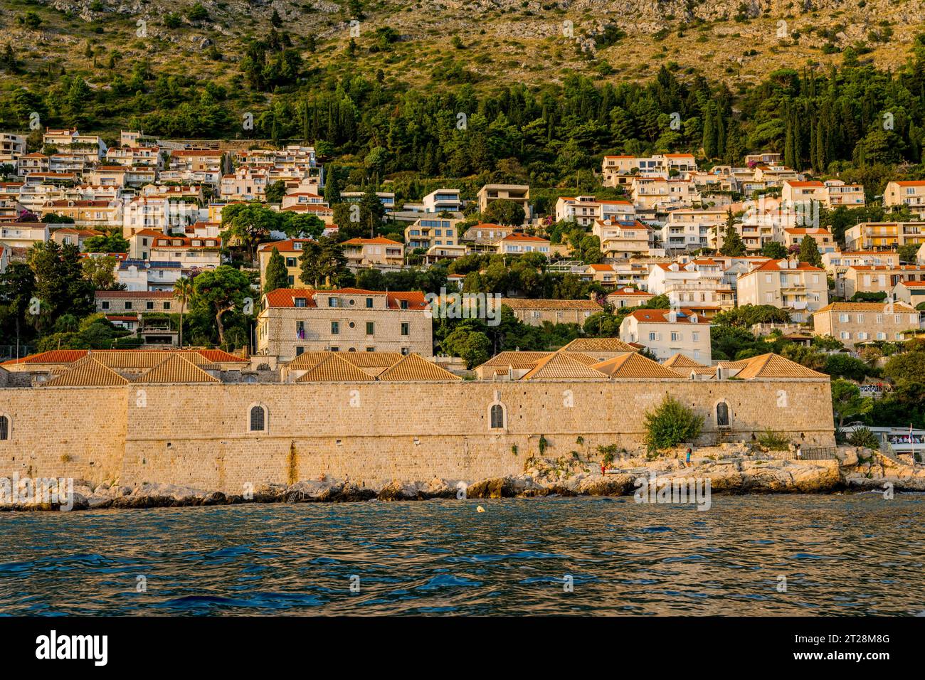 Vue de la mer de la première installation de quarantaine construite au 17e siècle pour traiter les maladies infectieuses, près de la vieille ville de Dubrovnik dans le sud de la Croa Banque D'Images