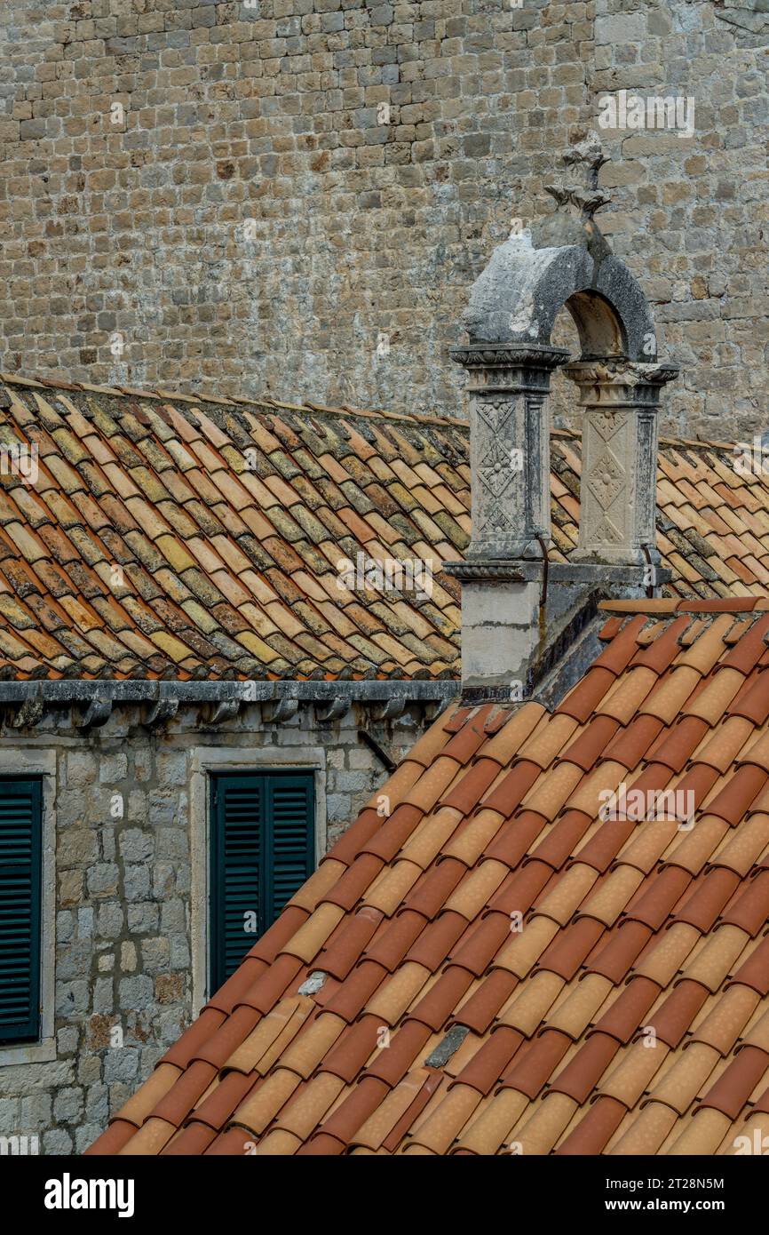 Vue depuis le mur de la ville promenade des toits de tuiles et un vieux clocher dans la vieille ville de Dubrovnik dans le sud de la Croatie. Banque D'Images