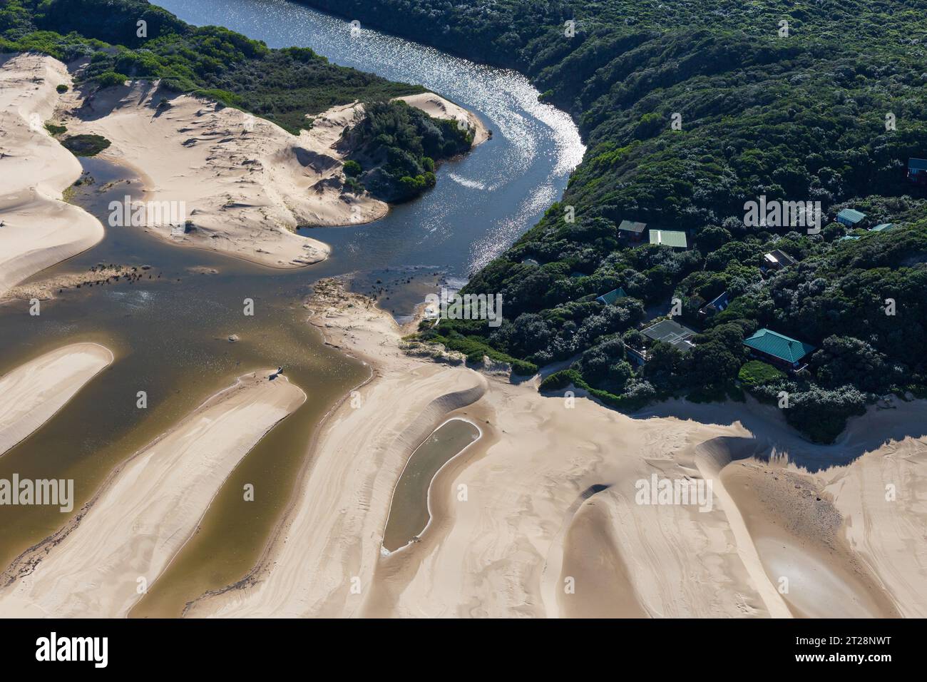 Photographie aérienne de paysage d'un estuaire du Cap oriental et d'un petit village côtier. Banque D'Images