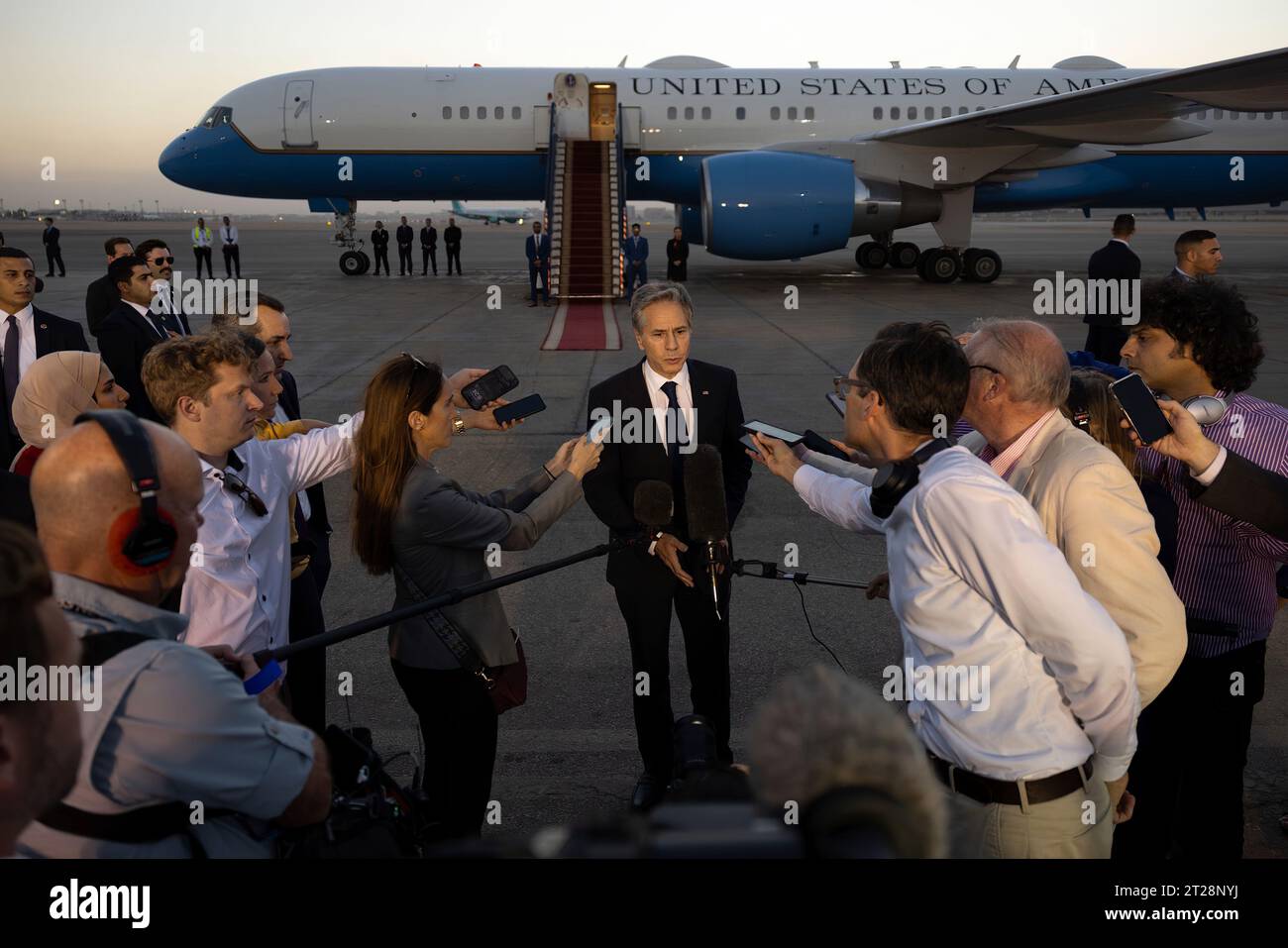 Le secrétaire d’État Antony J. Blinken s’adresse aux médias avant de quitter le Caire, le 15 octobre 2023, en route pour la Jordanie. (Photo du département d'État par Chuck Kennedy) Banque D'Images