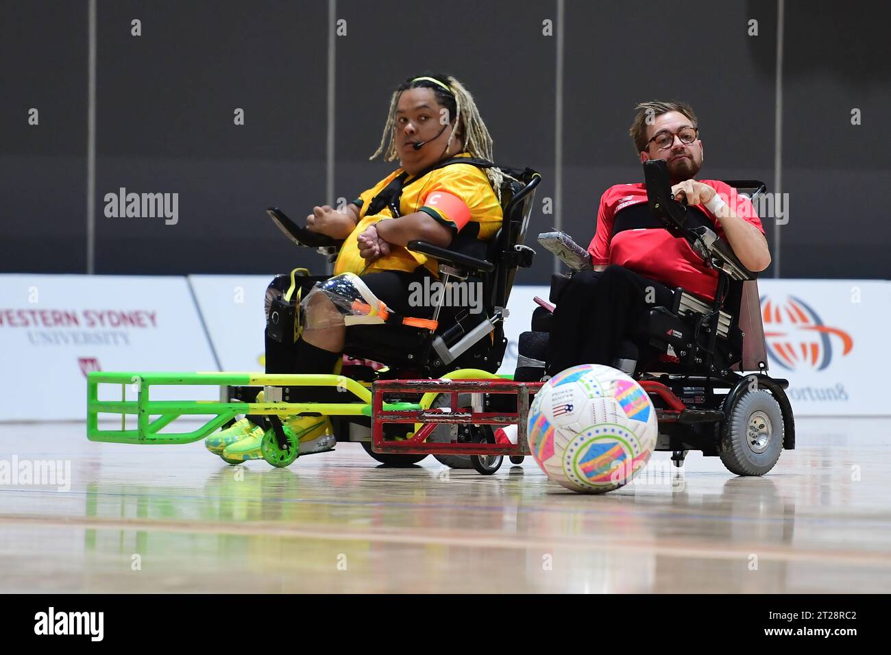 Sydney, Australie. 18 octobre 2023. Dimitri Liolio-Davis (à gauche) de l'équipe australienne de football en fauteuil roulant et Mark Soerensen (à droite) de l'équipe danoise de football en fauteuil roulant sont vus en action lors du match de coupe du monde FIPFA de football en fauteuil roulant 2023 entre l'Australie et le Danemark qui s'est tenu au Quaycentre dans le parc olympique de Sydney. Score final Australie 3:3 Danemark. Crédit : SOPA Images Limited/Alamy Live News Banque D'Images