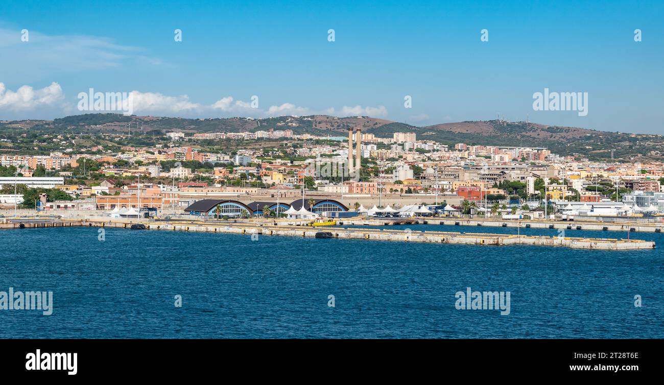 Vue panoramique sur le port de Civitavecchia et le port de croisière, Italie. Banque D'Images