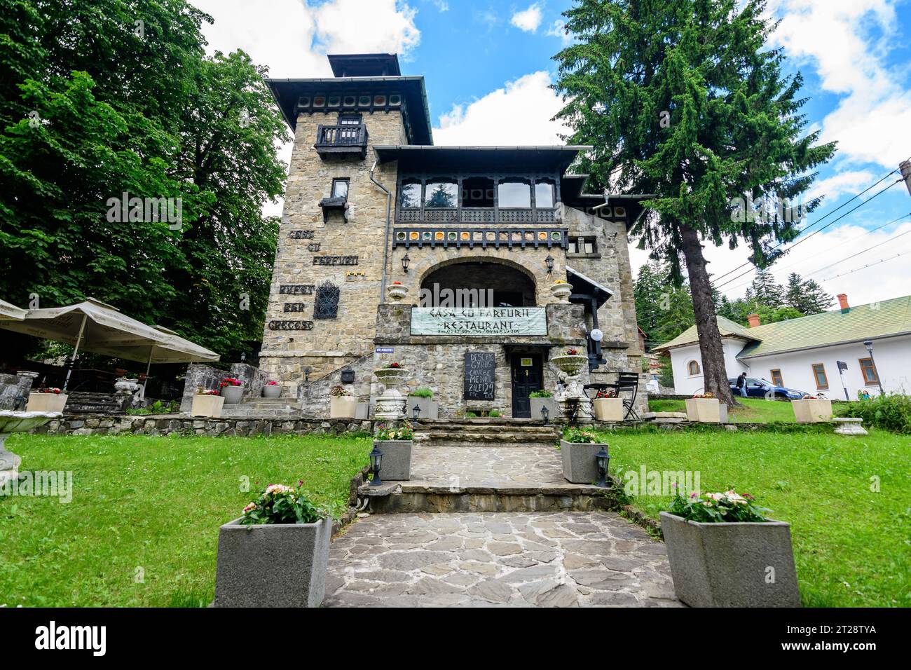 Sinaia, Roumanie - 3 juillet 2021 : ancienne villa historique au centre de la ville, à proximité des montagnes de Bucegi (Muntii Bucegi) dans la vallée de Prahova (Valea Praho Banque D'Images