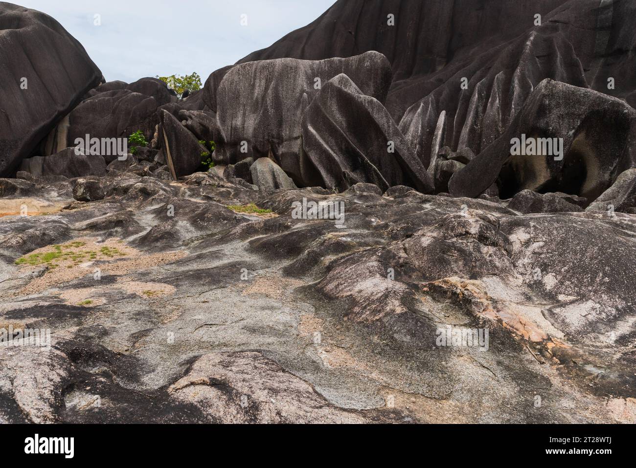 Paysage vide avec le monolithe noir du Giant Union Rock. Monument naturel de l'île de la Digue, Seychelles Banque D'Images