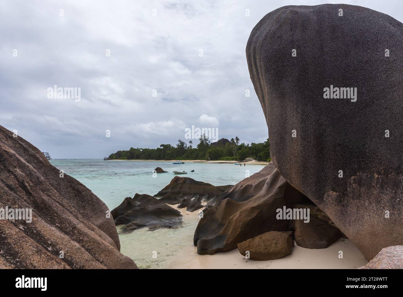 Plage d'Anse Union, paysage avec des rochers sur la côte de l'île de la Digue, Seychelles Banque D'Images