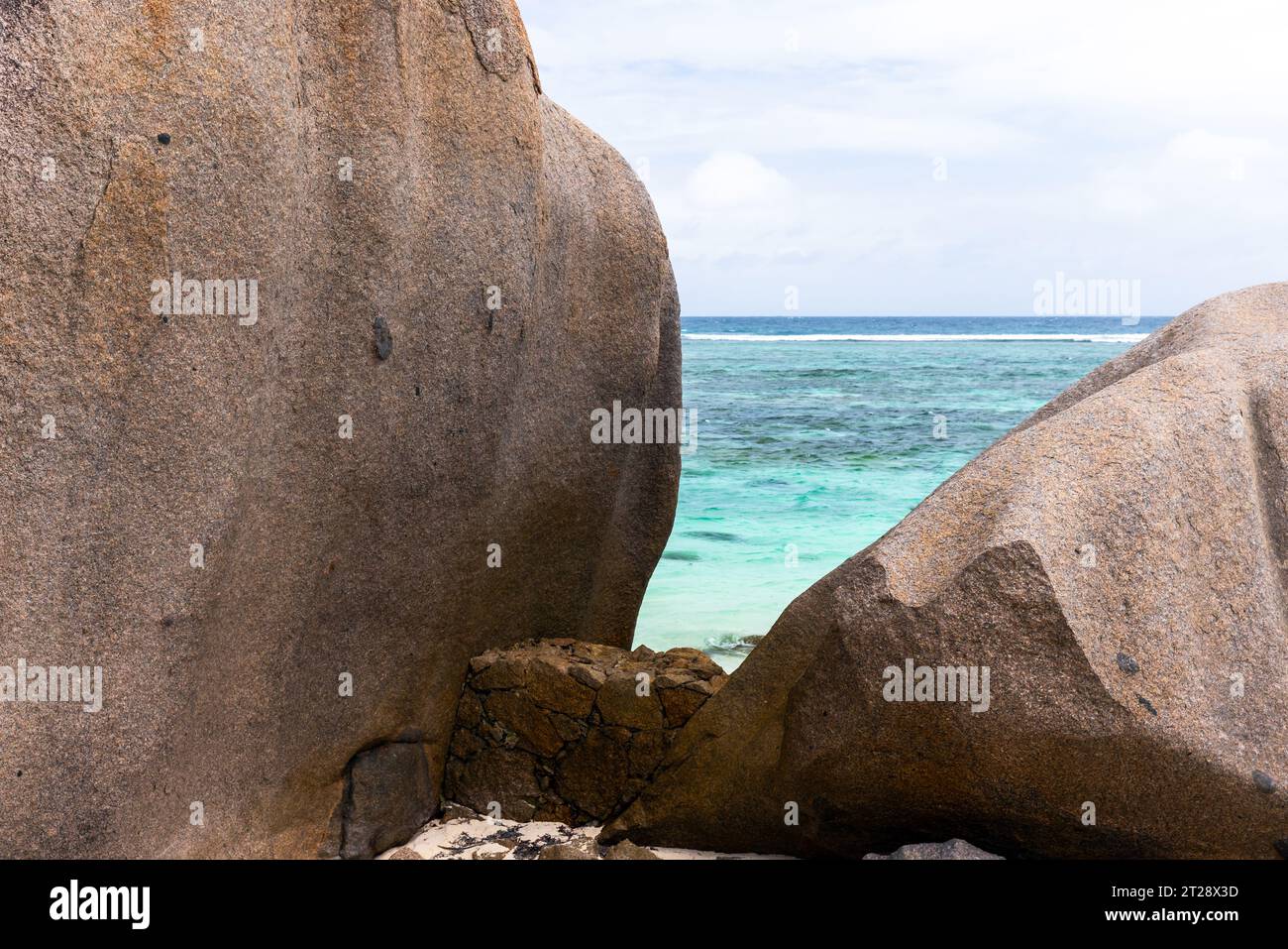 Rochers sur la côte de l'île de la Digue, Seychelles. Paysage de plage d'Anse Union Banque D'Images