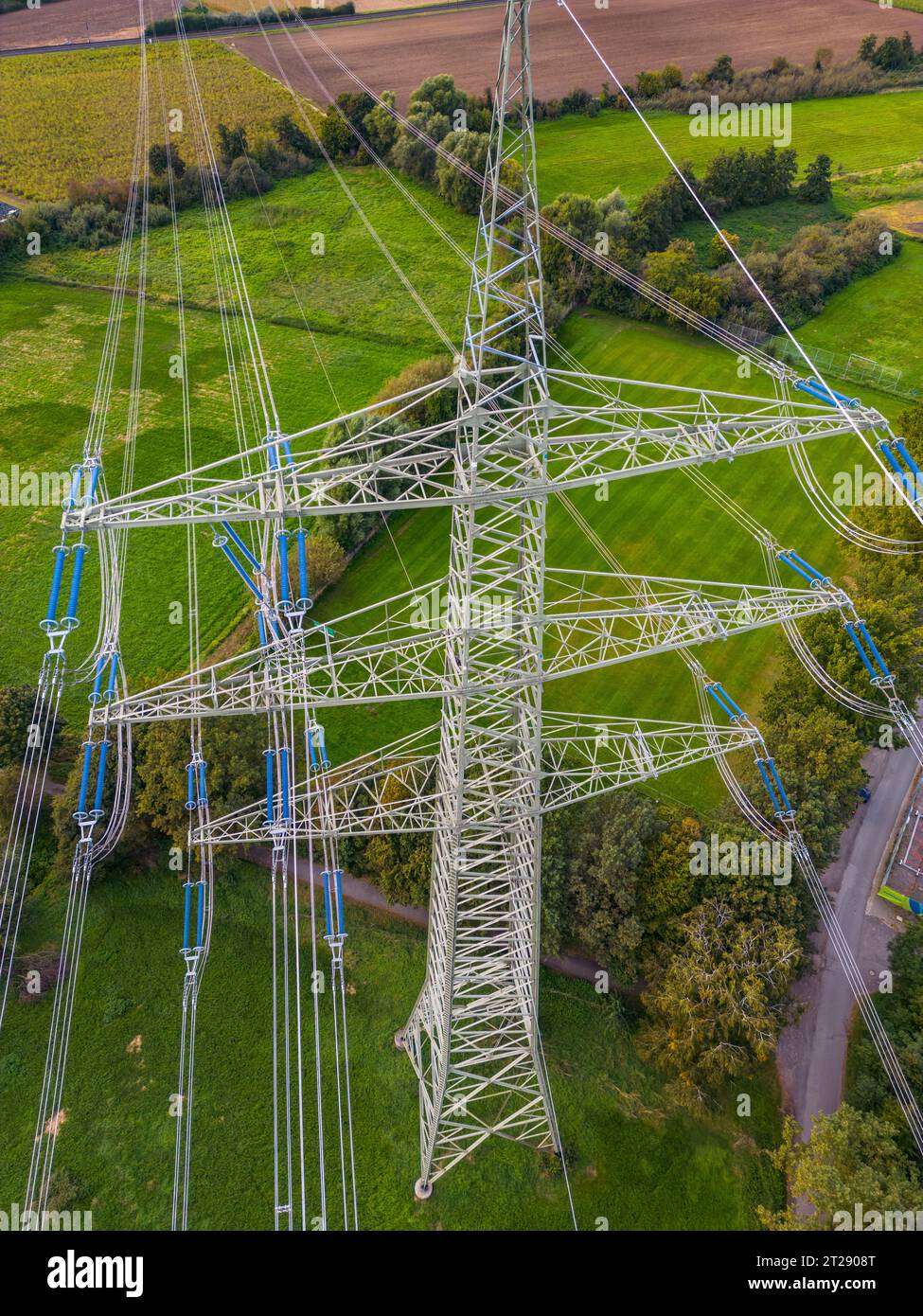 Drone shot de pylône haute tension avec de nombreuses lignes électriques dans la nature verte comme conflit de technologie et de civilisation Banque D'Images
