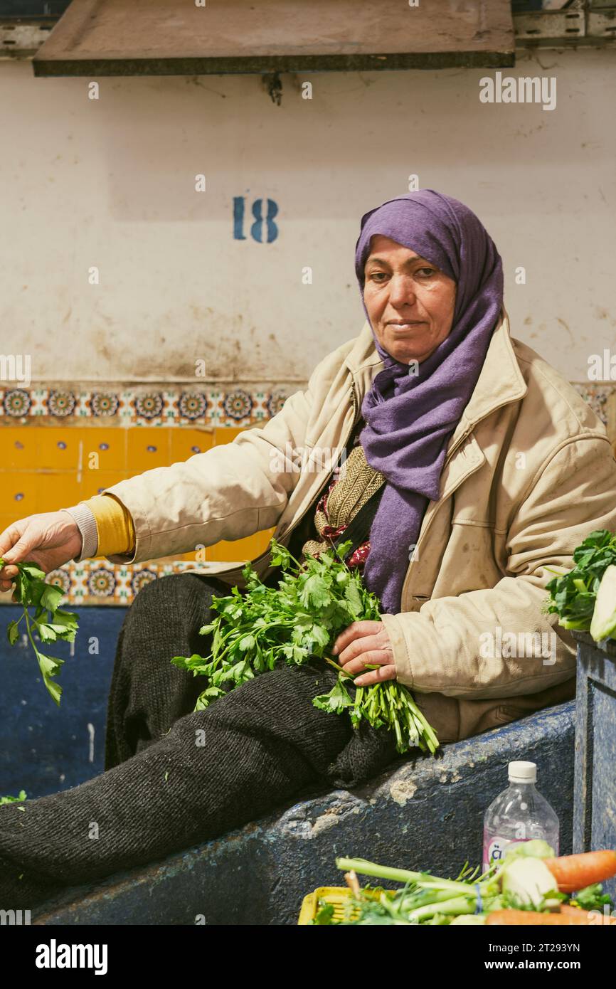 Vendeuse tunisienne de légumes Banque D'Images