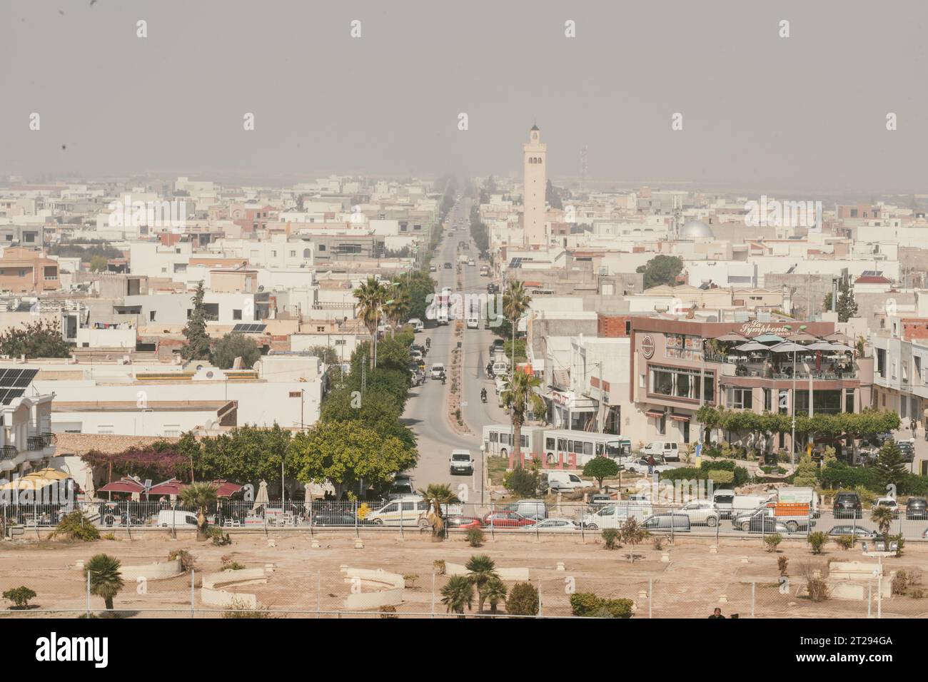 Rues tunisiennes animées - vue depuis El Jem Banque D'Images
