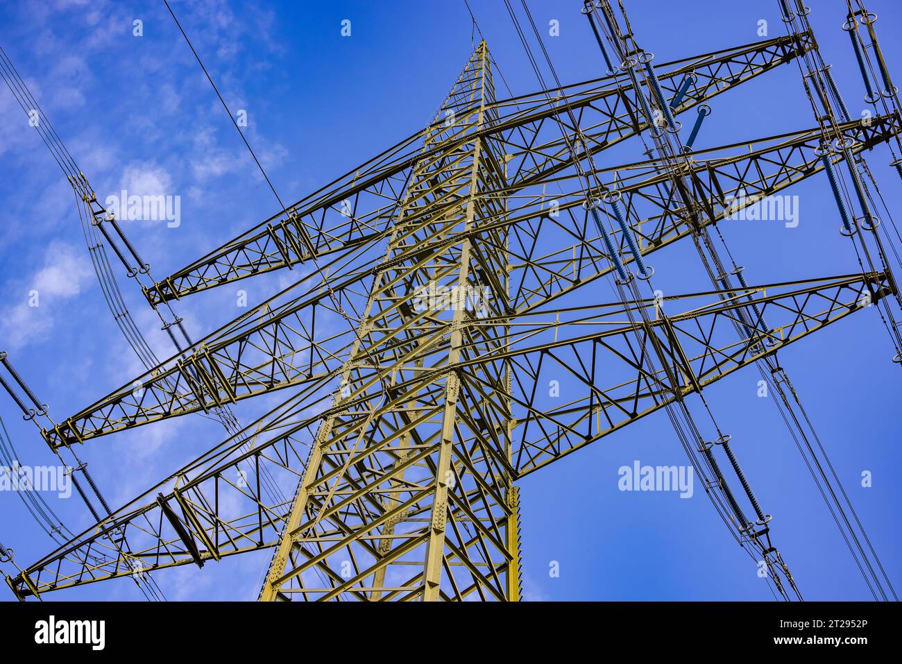 Structure en acier d'un pylône haut pour le transport d'électricité sur de longues distances vu en diagonale d'en bas Banque D'Images