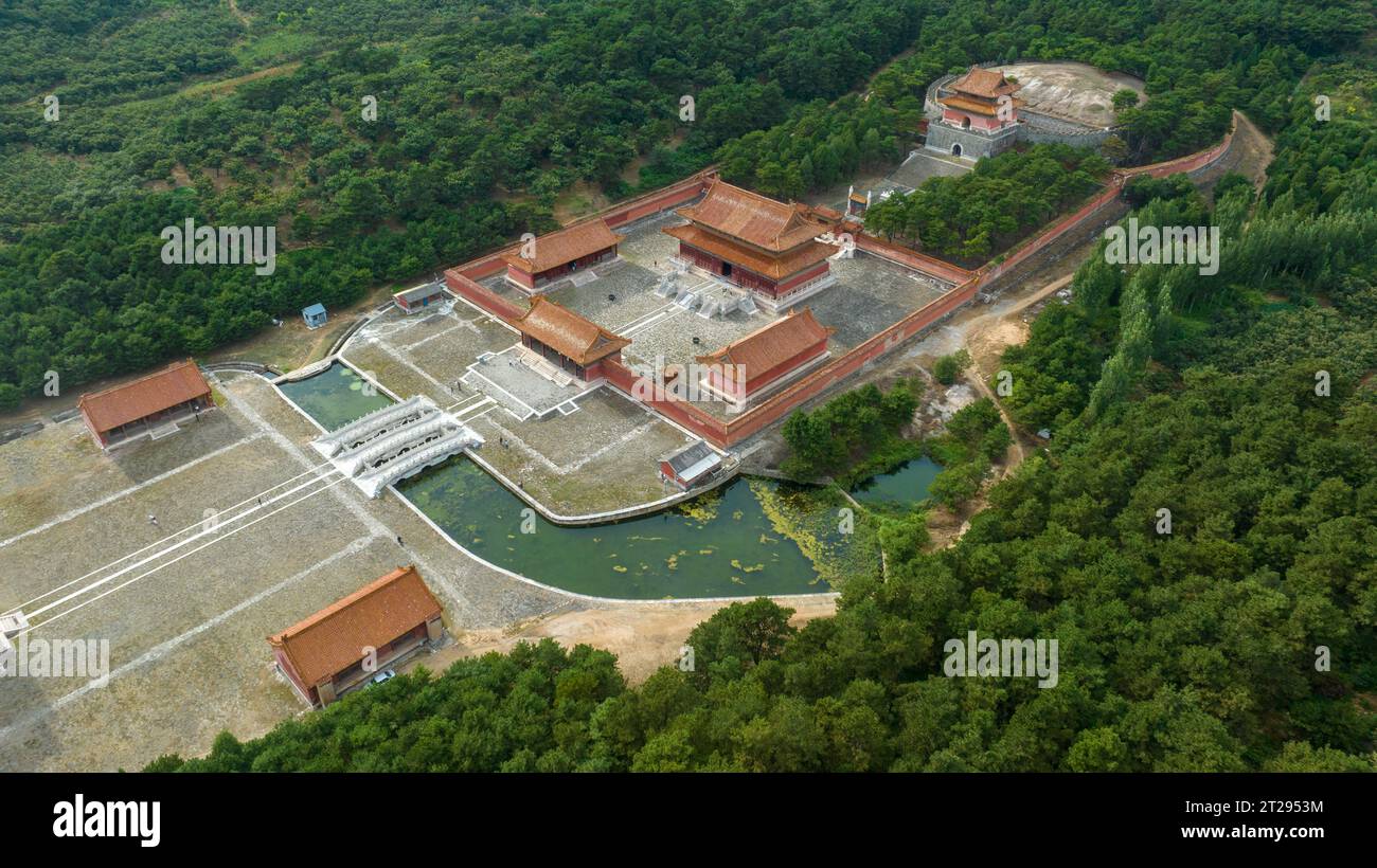 Ville de Zunhua, Chine - 27 août 2023 : photo aérienne prise de la zone pittoresque du mausolée Qing Dongling Jingling (mausolée Kangxi). Banque D'Images