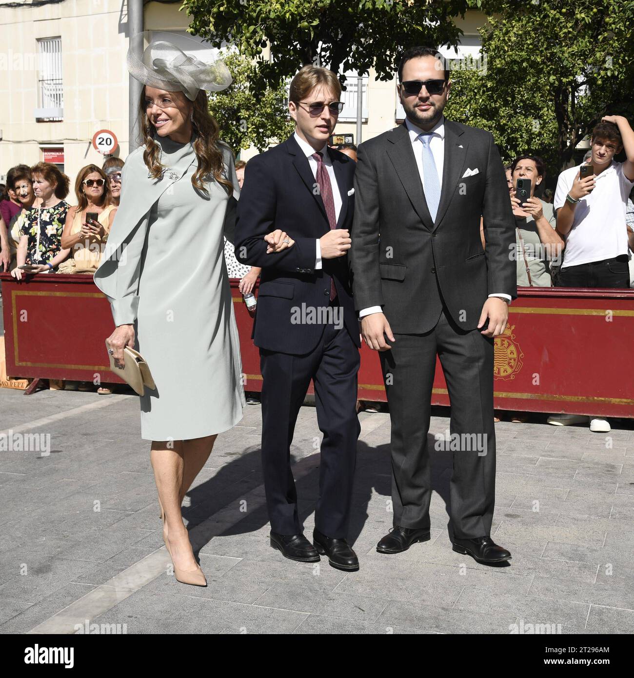 Jerez, Espagne. 14 octobre 2023. Miriam de Ungria avec ses fils Boris de Bulgarie et Beltran de Bulgarie lors du mariage de Victoria de Hohenlohe et Maxime Corneille à Jerez de la Frontera le samedi 14 octobre 2023. Crédit : CORDON PRESS/Alamy Live News Banque D'Images