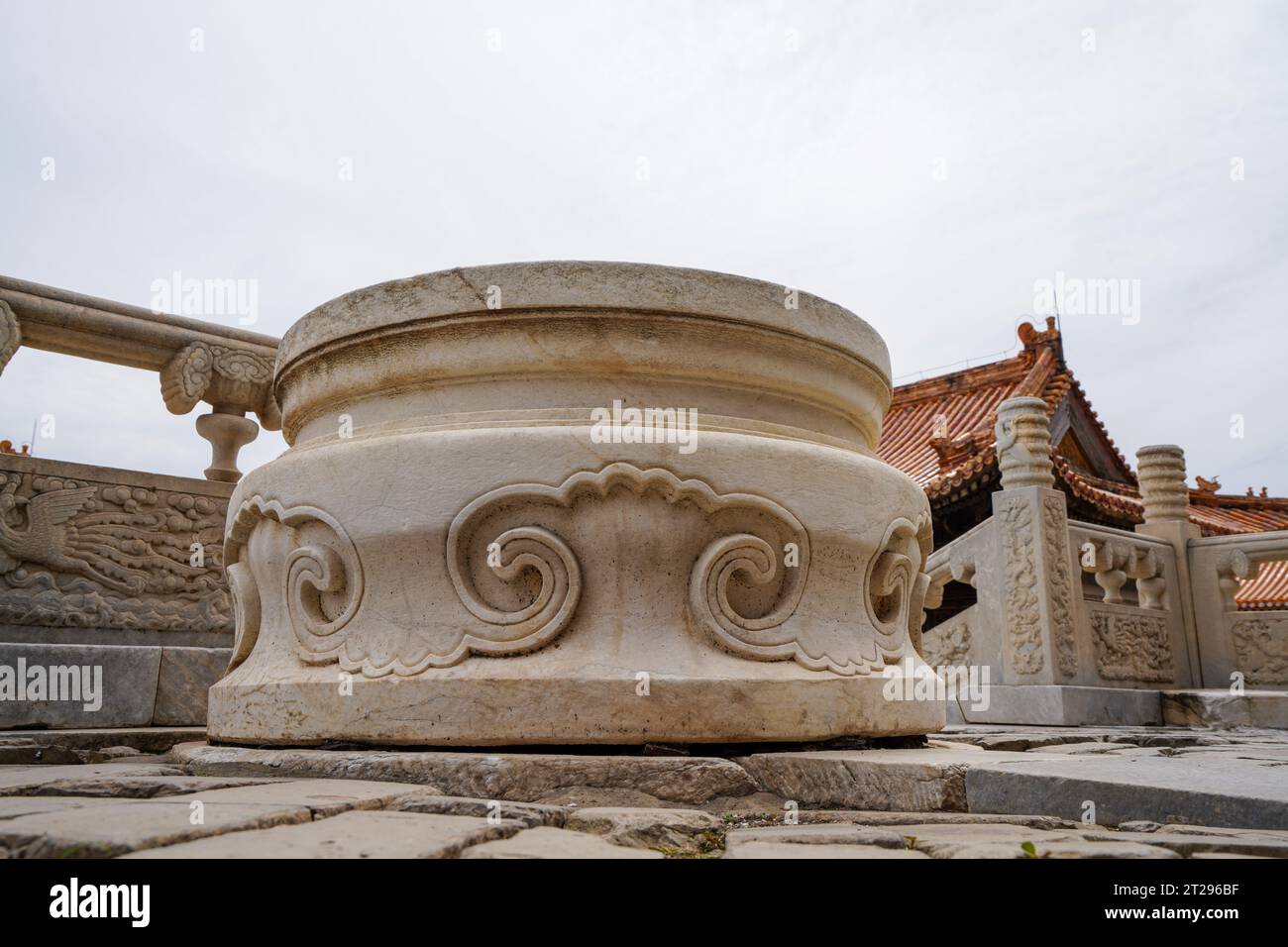 La base du brûleur d'encens de sculpture sur pierre est située dans les tombes orientales de la dynastie Qing, en Chine du Nord Banque D'Images
