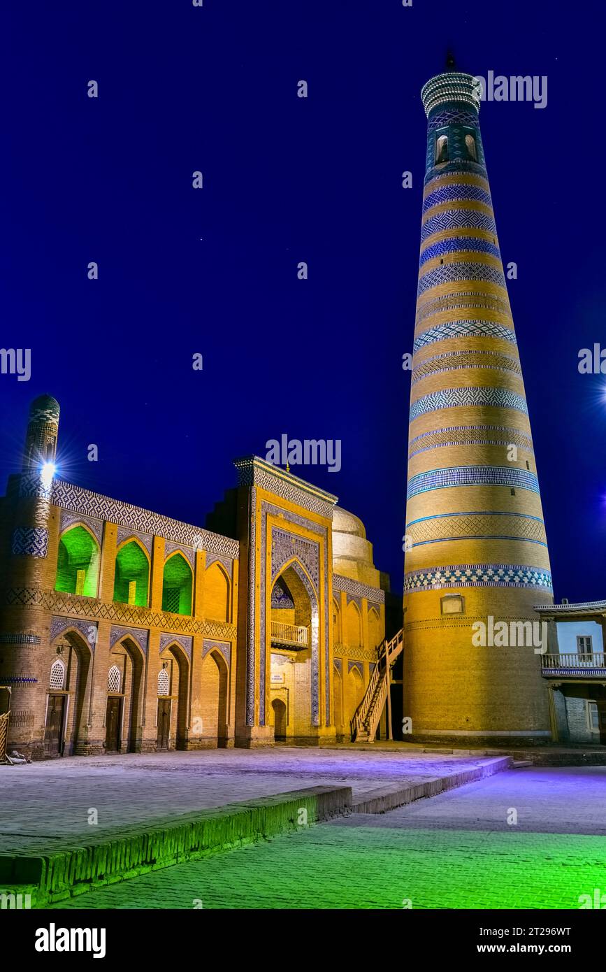 Islam Khoja Madrasa et son minaret (le plus haut de Khiva) pendant les prières matinales juste avant l'aube quand les rues étaient complètement vides Banque D'Images