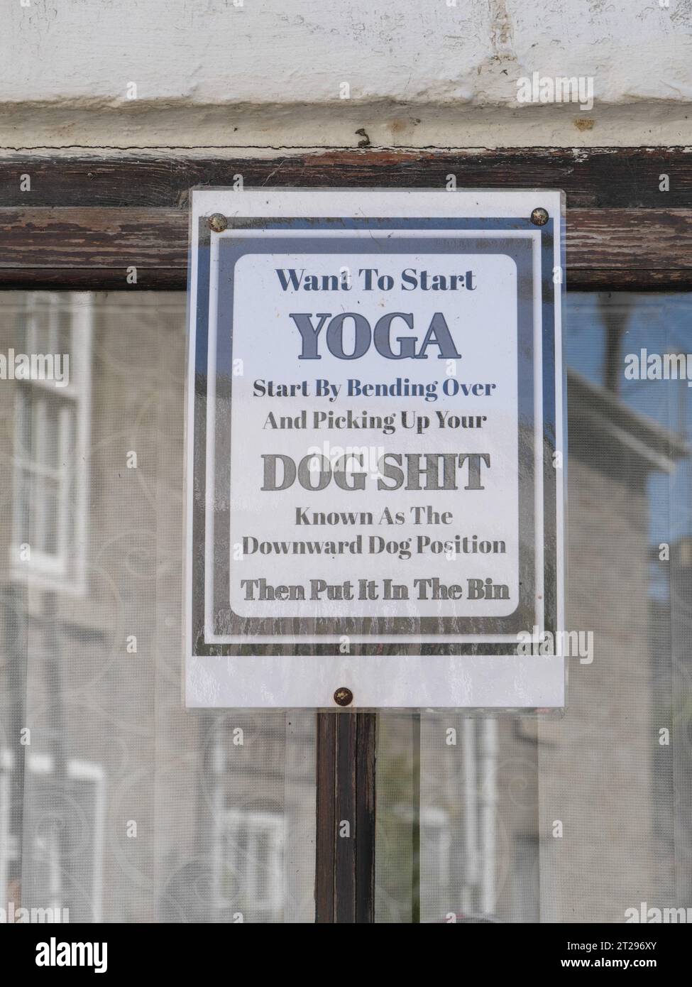 Signez sur la fenêtre d'une maison demandant aux propriétaires de chiens d'enlever les excréments de chien Banque D'Images