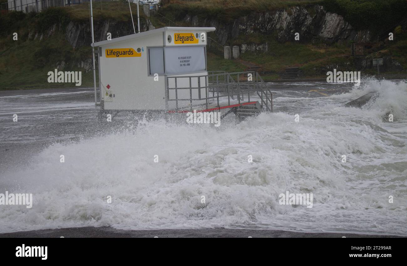 Des vagues de tempête frappent une station de garde-côtes Banque D'Images
