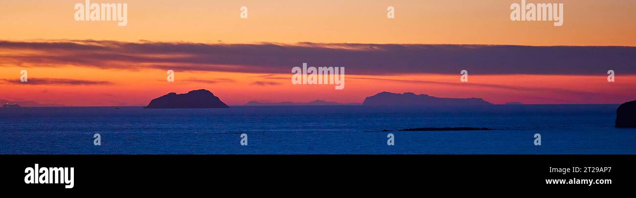 Panorama shot, coucher de soleil, îlot Pontikinisi, île Antikithira, récif, ciel orange, Falassarna, côte ouest, province de la Canée, Crète, Grèce Banque D'Images