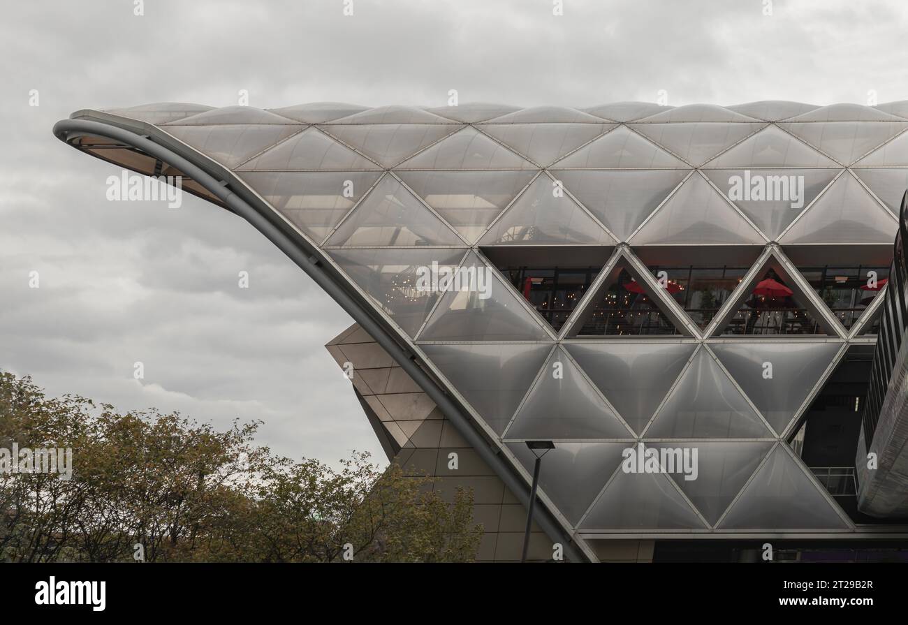 Londres, Angleterre - 16 octobre 2023 - structure de toit en treillis de Crossrail place à Canary Wharf. Vue de Canary Wharf Station Cross Rail, l'un des lo Banque D'Images