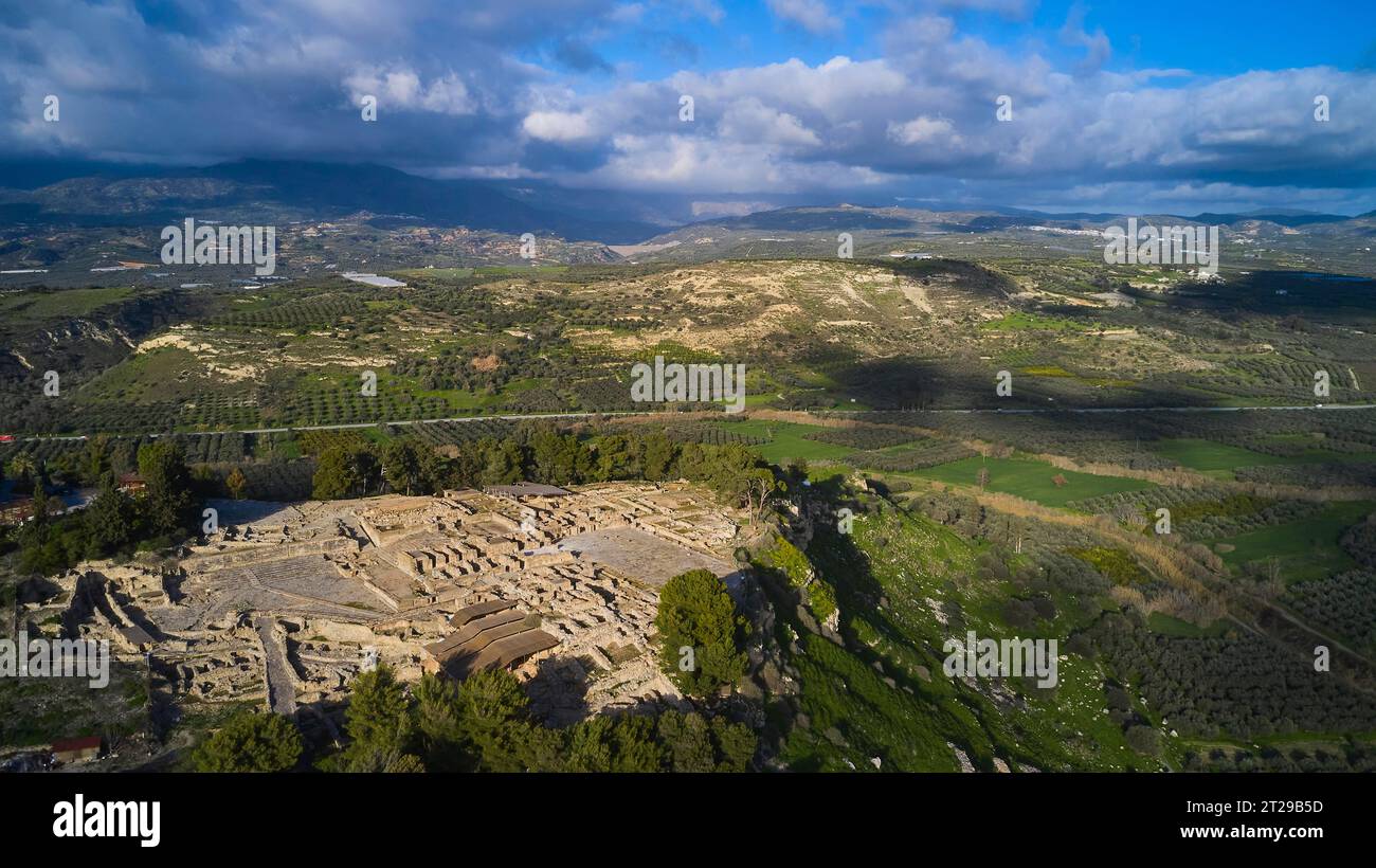 Drone shot, hiver, plaine verte de Messara, palais minoen de Festos, complexe entier, province de Rethimnon, Crète, Grèce Banque D'Images